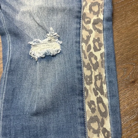 Easel Blue Jeans with Leopard Side Detail - Picture 6 of 7